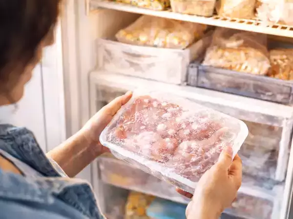 Zapomniałeś rozmrozić? Ta prosta sztuczka naprawi to w kilka minut i uratuje każdy posiłek