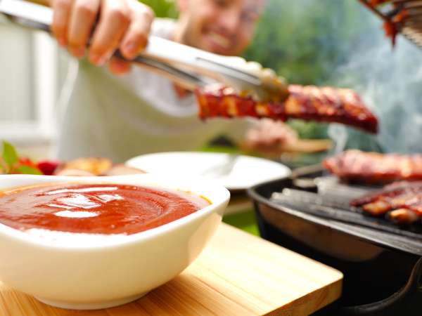 Sos barbecue: przygotuj go w domu i zmień każde mięso