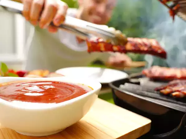 Sos barbecue: przygotuj go w domu i zmień każde mięso