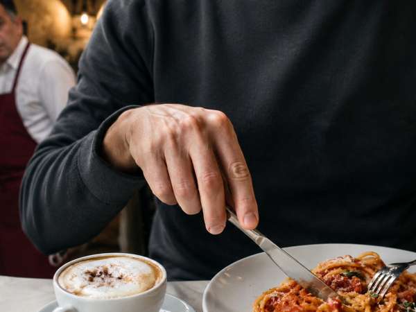 Czego nigdy nie powinieneś robić z makaronem, kawą i pizzą, jeśli w pobliżu jest Włoch
