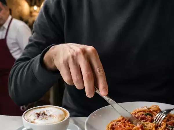 Czego nigdy nie powinieneś robić z makaronem, kawą i pizzą, jeśli w pobliżu jest Włoch