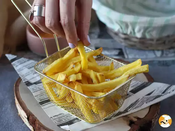 Brzmi to niemożliwie, ale ta prosta metoda sprawia, że frytki znów stają się chrupiące w ciągu kilku minut