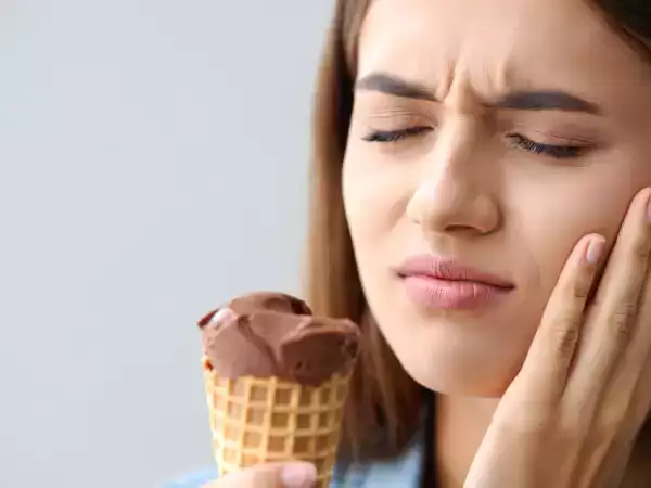 Zęby wrażliwe na zimno: jakie naturalne porady naprawdę łagodzą ból?