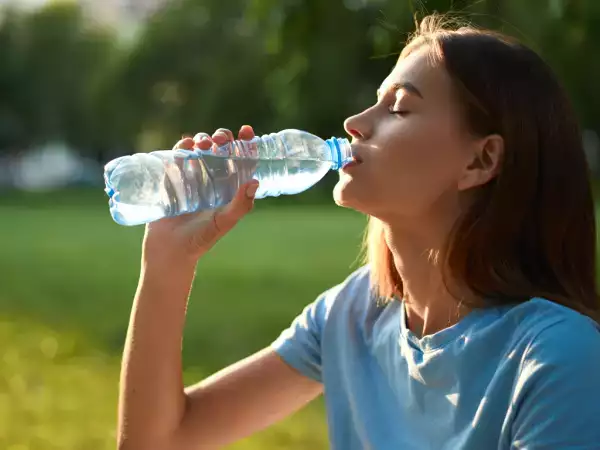 Plastikowe butelki: czy naprawdę powinniśmy przestać ich używać? Co musisz wiedzieć