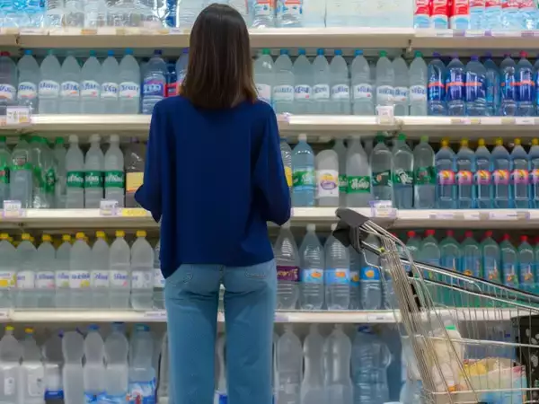 Nowa moda na wody wzbogacone: co tak naprawdę zmieniają w Twojej rutynie i czy są dziś warte swojej ceny?