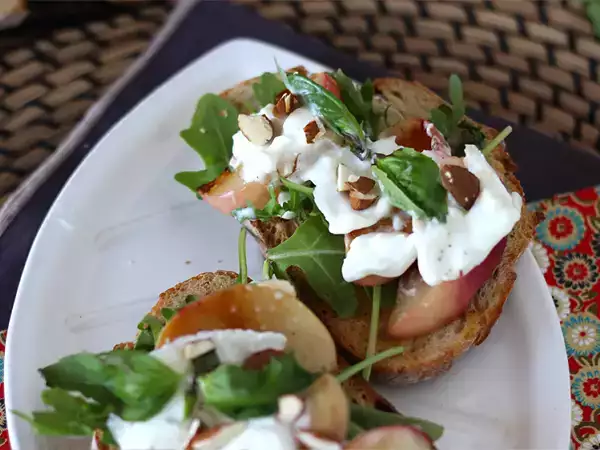 Burrata i owoce: najsmaczniejsze letnie połączenia (które obecnie można spotkać wszędzie)
