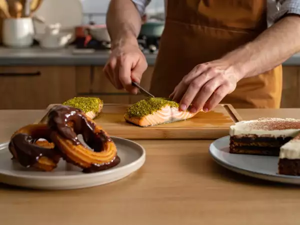 Codzienny menu, 19 czerwca: wyjątkowe churros, łosoś w pistacjach i klasyczne ciasto moka