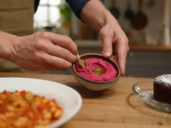 Codzienny menu, 15 czerwca: kolorowy hummus, kremowa pasta e fagioli i baskijskie ciasto