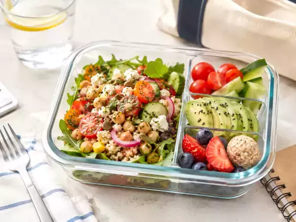 Letnie pudełko na lunch: proste przepisy na posiłki, które można zabrać do biura, gdy jest gorąco!