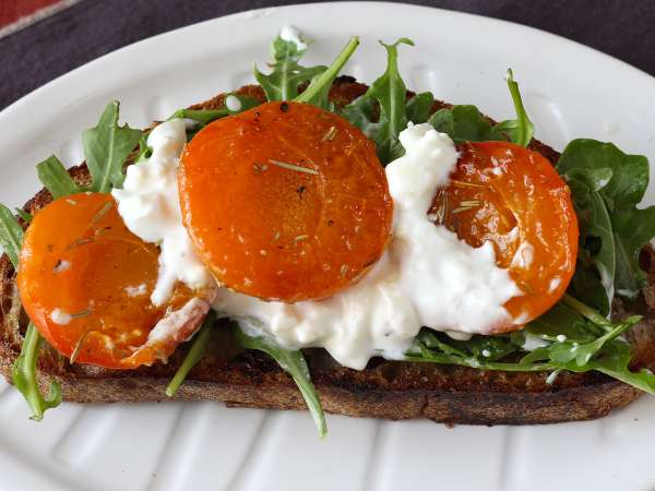 Letni aperitif: 5 świeżych i kolorowych przepisów – pysznych i idealnych do dzielenia się z przyjaciółmi