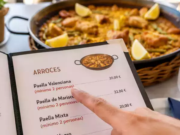 Dlaczego wiele restauracji serwuje paellę wyłącznie dla dwóch osób? Prawda kryjąca się za wymogiem „co najmniej dwie osoby”