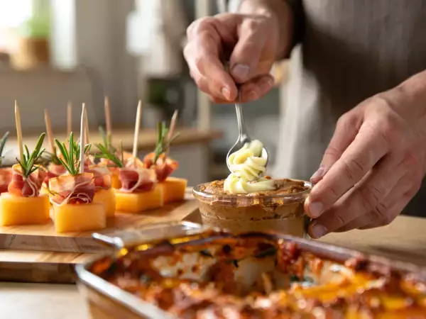 Menu dnia, 2 lipca: szaszłyki z melonem i rozmarynem, klasyczna lasagne bolognese i blondie z białą czekoladą