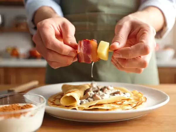 Menu dnia, 1 lipca: lekki zestaw na lato — szaszłyki z boczkiem, kremowe crespelle i pudding ryżowy