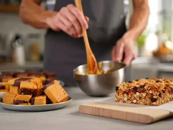 Menu dnia, 4 lipca: słodko-pikantne trio — ciasteczka Twix, chrupiąca sałatka ryżowa z łososiem i ciasto musli bez cukru