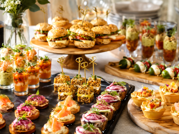 Domowy bufet z przekąskami: 28 przepisów na mini-przekąski na aperitif na poziomie profesjonalnej firmy cateringowej