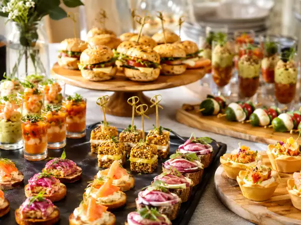 Domowy bufet z przekąskami: 28 przepisów na mini-przekąski na aperitif na poziomie profesjonalnej firmy cateringowej