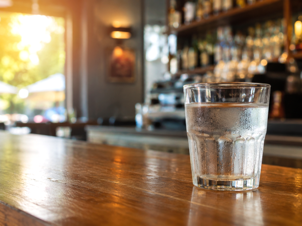 Fala upałów: czy bar ma obowiązek podać ci szklankę wody, jeśli nic nie zamawiasz?