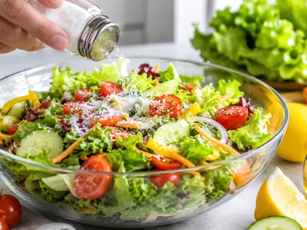 Dodałeś za dużo soli do sałatki? Oto sztuczka, dzięki której przywrócisz jej właściwy smak bez użycia wody