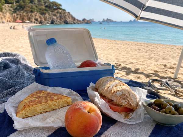 Dlaczego na plaży tak bardzo chce się jeść? Co kryje się za tym powszechnie znanym zjawiskiem