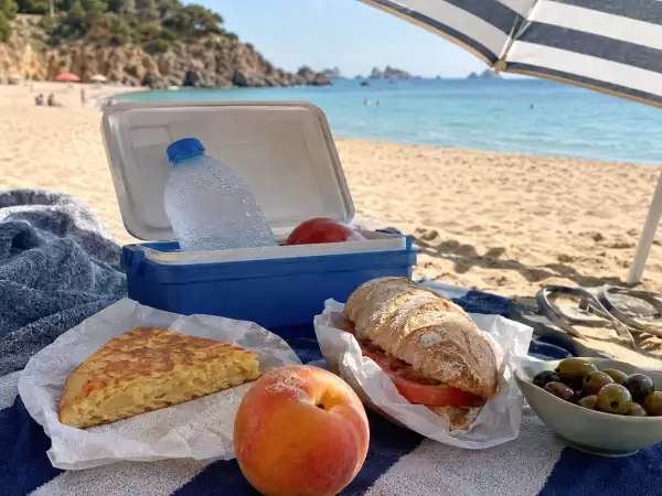 Dlaczego na plaży tak bardzo chce się jeść? Co kryje się za tym powszechnie znanym zjawiskiem