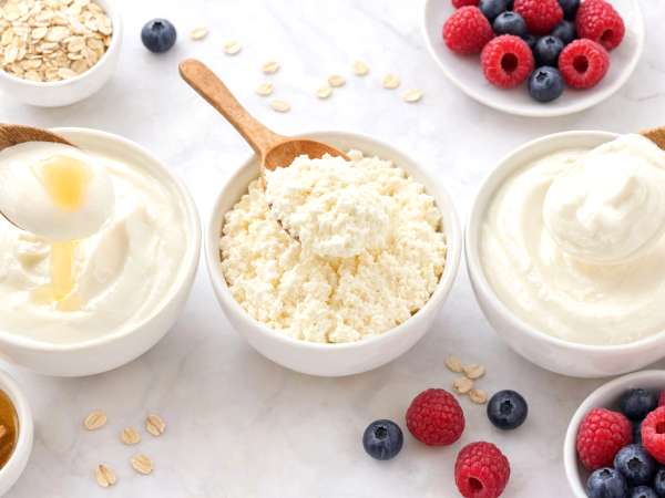 Skyr vs twaróg chudy vs jogurt grecki - porównanie białka, tłuszczu i kalorii, który wybrać?