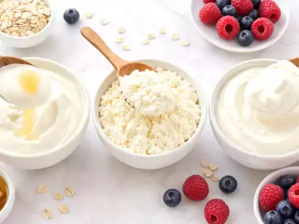 Skyr vs twaróg chudy vs jogurt grecki - porównanie białka, tłuszczu i kalorii, który wybrać?