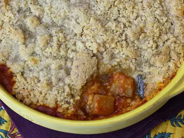 Ten crumble z ratatouille można przygotować z wyprzedzeniem i smakuje równie dobrze na ciepło, jak i na zimno!
