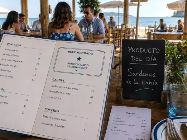 11 psychologicznych sztuczek stosowanych w restauracjach i barach przy plaży, które sprawiają, że wydajesz więcej, oraz jak je rozpoznać
