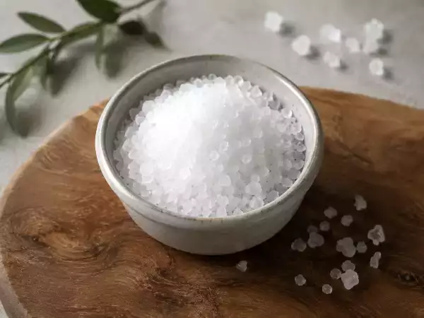 Sól drobnoziarnista, sól „fleur de sel”, sól różowa czy sól jodowana: jak wybrać odpowiednią sól do gotowania w domu?