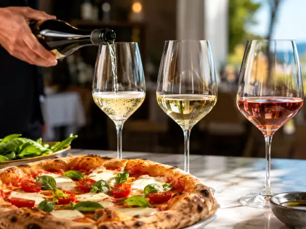 Jak dobrać odpowiednie wino do każdego rodzaju pizzy: najważniejsze porady sommelierów specjalnie dla Ciebie