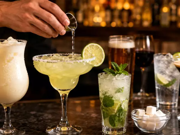 Nie doceniasz swojego drinka: ujawniono ukryte kalorie w 10 popularnych drinkach barowych