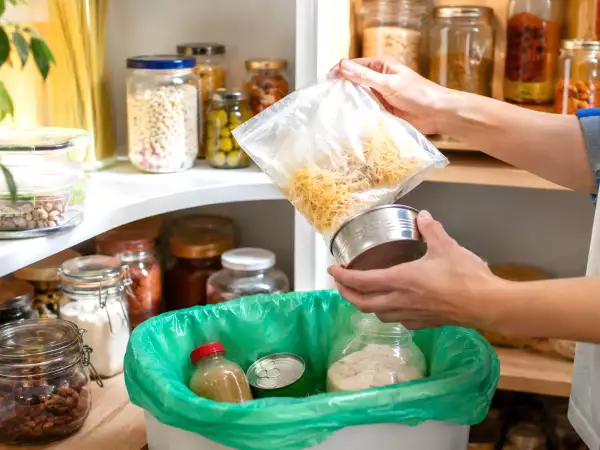 Jeszcze przed wrześniem sprawdź zawartość spiżarni: jakie otwarte produkty spożywcze należy natychmiast wyrzucić ze względów bezpieczeństwa