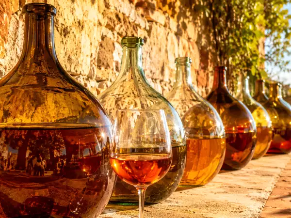 Wino dojrzewające w słońcu: Rancio i urok czasu w kieliszku