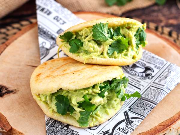 Arepa kolumbijska czy wenezuelska: różnice między nimi i siedem rodzajów, które warto spróbować