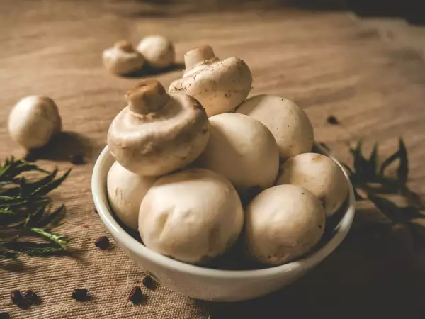 Czy przed gotowaniem trzeba obrać pieczarki?
