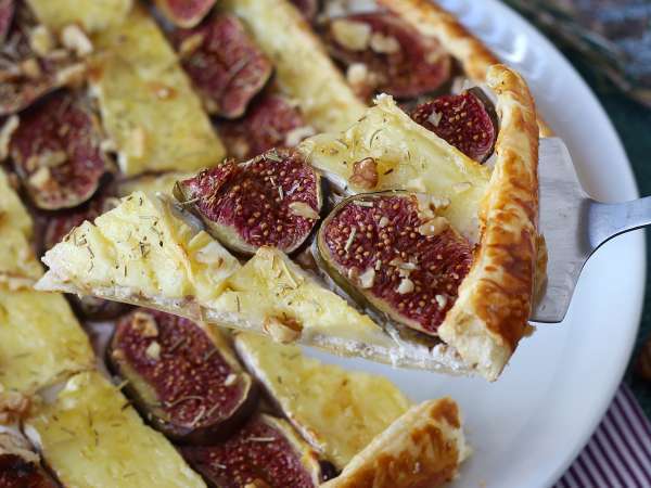 Zanim skończy się sezon na figi, spróbujcie tej cienkiej tarty z serem brie i orzechami