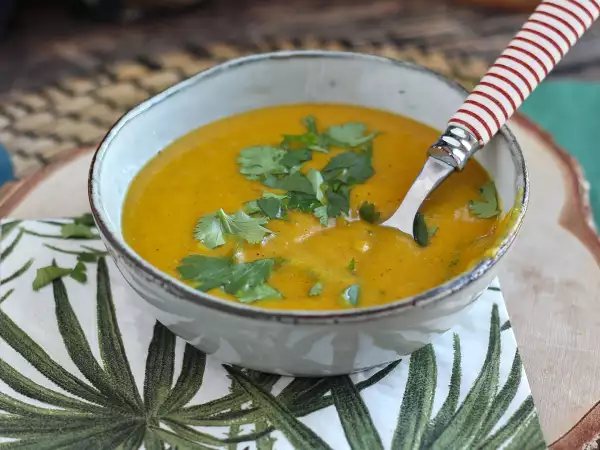 Zupa dyniowa wychodzi zbyt rzadka? Najpierw upiecz dynię, aby uzyskać gęstszą i bardziej aromatyczną zupę