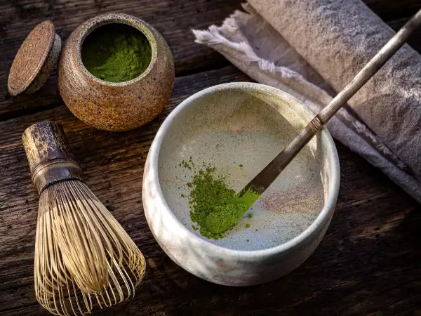 Matcha latte jest zbyt gorzkie albo ma grudki? Jak za każdym razem przygotować gładkie i kremowe latte