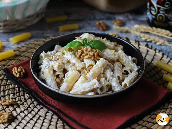 Nie masz bazylii do pesto? Ten sos z orzechów włoskich uratuje makaron