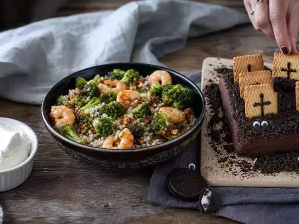 Menu dnia, 29 października: domowy serek, pikantne brokuły z krewetkami i halloweenowe brownie