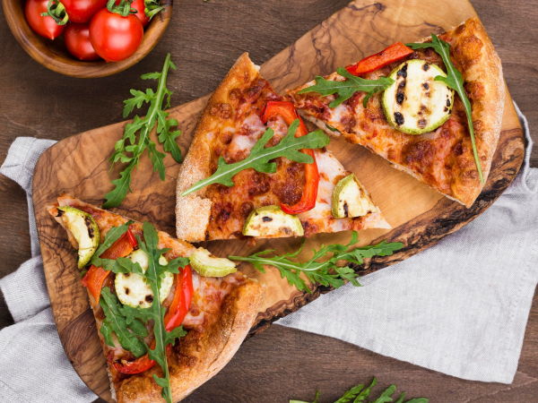 Dlaczego pinsa staje się coraz bardziej popularna wśród miłośników pizzy?
