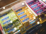 Artykuły: Pojedynczy kawałek gumy do żucia uwalnia tysiące mikrodrobin plastiku podczas żucia.