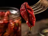 Artykuły: Suszone pomidory w oleju: koncentrat smaku w spiżarni i 10 przepisów, jak najlepiej go wykorzystać.