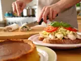 Artykuły: Codzienny menu, 23 maja: smakowite ruloniki, soczysta kanapka i czekoladowy flan