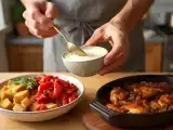 Artykuły: Codzienny menu, 23 czerwca: sałatka z pieczonej papryki, kurczak yassa i panna cotta pistacjowa