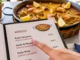 Artykuły: Dlaczego wiele restauracji serwuje paellę wyłącznie dla dwóch osób? Prawda kryjąca się za wymogiem „co najmniej dwie osoby”