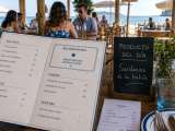 Artykuły: 11 psychologicznych sztuczek stosowanych w restauracjach i barach przy plaży, które sprawiają, że wydajesz więcej, oraz jak je rozpoznać