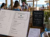 Artykuły: 11 psychologicznych sztuczek stosowanych w restauracjach i barach przy plaży, które sprawiają, że wydajesz więcej, oraz jak je rozpoznać
