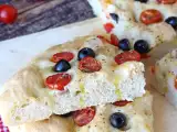 Artykuły: Ta gruba focaccia z pomidorkami koktajlowymi i oliwkami urzeka już samym zapachem: przepis, który warto wypróbować