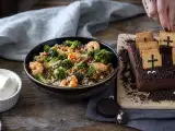 Artykuły: Menu dnia, 29 października: domowy serek, pikantne brokuły z krewetkami i halloweenowe brownie